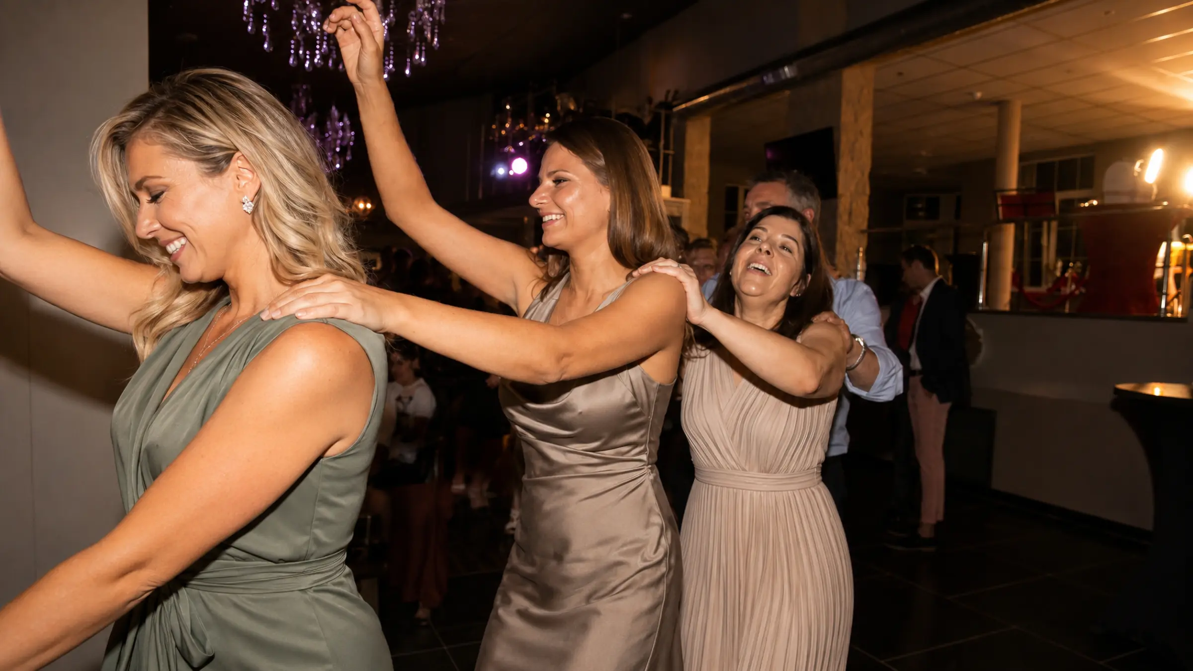Ouverture de soirée avec la traîne de la mariée en mouvement