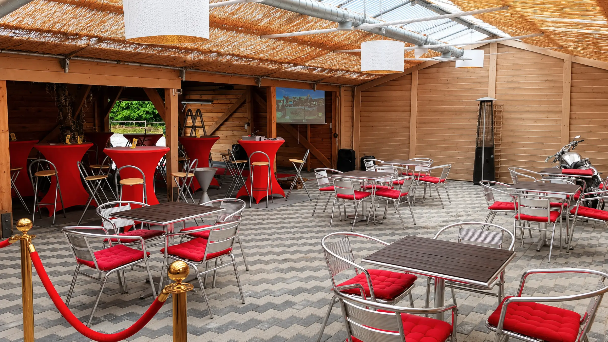 Terrasse intérieure aménagée pour les pauses et échanges